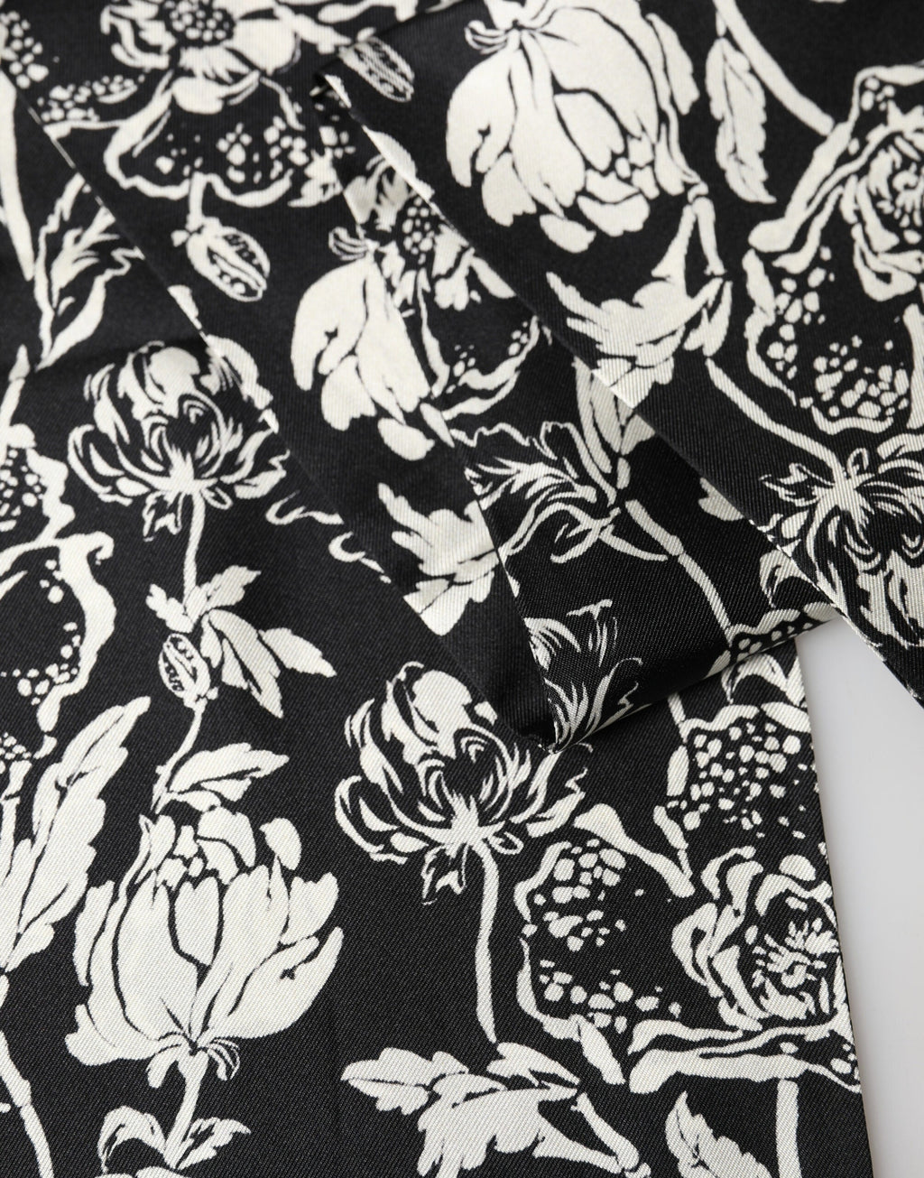Dolce & Gabbana Black White Silk Floral Print Fringe 136cm X 15.5cm  Scarf